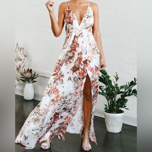 Stunning Maxi Floral Dress, perfect for any summer gathering. Size M